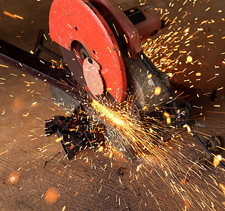 工人切割金属和火花数控技术危险光盘工作安全磨床激光工程工匠图片