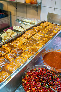 Jiufen旧街臭豆腐街道盘子午餐小吃市场士林油炸蔬菜食物美食图片