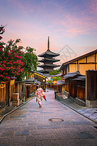 在京都老城 红伞横田的日本女孩脚步传统女士天空神社浴衣地区景观寺庙神道背景图片