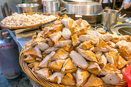 Jiufen旧街臭豆腐士林市场午餐盘子油炸小吃蔬菜食物美食街道图片