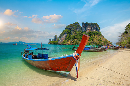 泰国传统多彩的木头长尾小船和美丽的沙滩在泰国支撑娱乐蓝色海岸岩石假期风景海景旅行海洋图片
