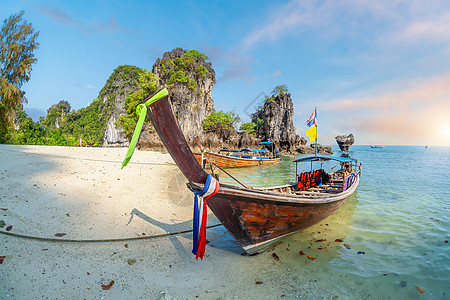 泰国传统多彩的木头长尾小船和美丽的沙滩在泰国海景娱乐海岸天空尾巴风景海洋旅行海滩旅游图片