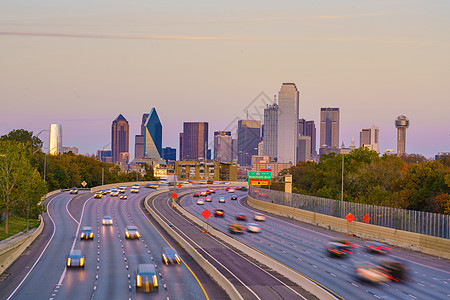 达拉斯市中心天线 在德克萨斯州黄昏天空交通商业运输速度旅游景观摩天大楼建筑学办公室图片
