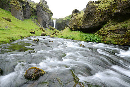 Kvernufos 冰岛瀑布夏季悬崖假期岩石地标旅游旅行流动冒险溪流风景图片