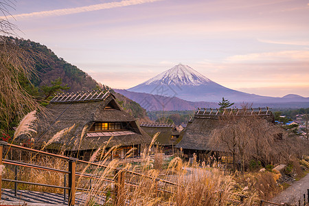 日式老房子和日落富士山场景风景季节村庄历史性公吨小屋建筑学房子树木图片