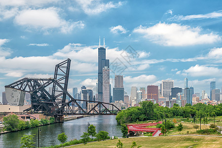 芝加哥河和市中心的芝加哥天际线芝加哥 河流 湖泊 密歇根 城市 密西西比 伟大 小船 巡航 旅行 商业 天际线 人 建筑 旅游 图片