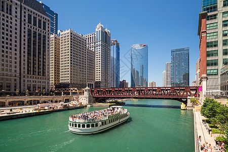 芝加哥河和市中心的芝加哥天际线芝加哥 河流 湖泊 密歇根 城市 密西西比 伟大 小船 巡航 旅行 商业 天际线 人 建筑 旅游 图片