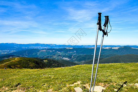 在山顶的探险杆上 有着美丽的秋山景色 自然背景 远足图片