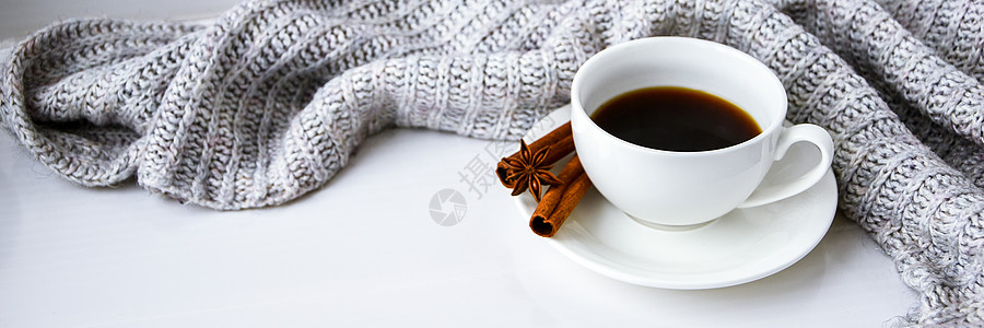一杯加肉桂棒的咖啡和白背景的星 在周围滑雪者 冬天早上例行活动 休息咖啡 复制空间静物高架早餐情绪作品叶子季节羊毛织物肉桂图片