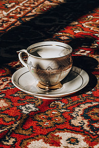 土耳其装饰地毯上的老式茶杯正宗的土耳其咖啡和土耳其餐厅咖啡厅文化办公室工作饮料盘子飞碟游牧生活桌子树叶民族图片
