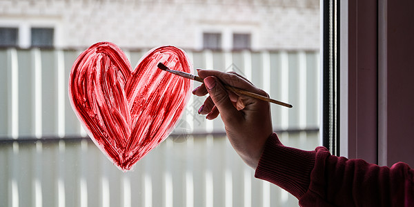 一个女孩的手 在窗户上画着粉刷红心 复制文字空间 呆在家里彩虹手工绘画玻璃育儿儿童画笔刷子教育乐趣图片