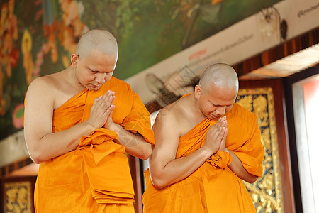 将泰国青年男子改成新僧侣的执教仪式传统旅游宗教信仰寺庙男人佛教徒教会文化精神图片