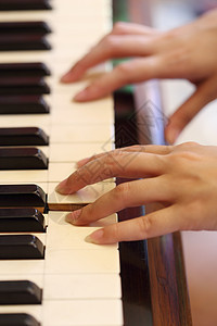 玩经典木制钢琴的手乐器钢琴家艺术手指音乐家音乐会玩家歌曲白色音乐图片