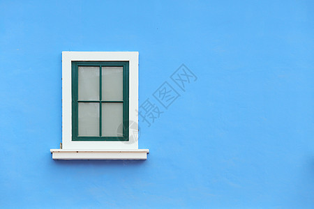带有壁背景的闪光窗口绿色木头建筑白色青色框架蓝色玻璃建筑学住宅图片