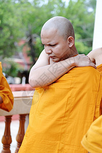 将泰国青年男子改成新僧侣的执教仪式佛教徒传统精神文化异国男人旅游信仰人群寺庙图片
