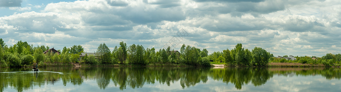 基辅附近小巷子上的景观全景房子绿色村庄森林多云公园天空场地树木反射图片