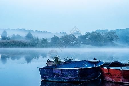 早上好 福吉河罗斯船在比拉采尔克瓦乌克兰2019号码头附近内河海岸薄雾大堤银行水景支撑阴霾地堡图片