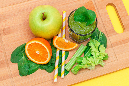 陈西猕猴桃苹果 西莱里 菠菜和橙的新鲜绿色绿滑板 格拉斯比克活食橙色生食素食减肥活力橙子饮食水果饮料背景