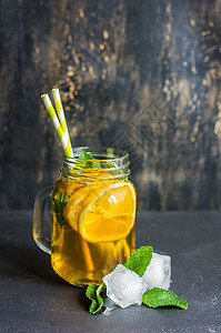 一支冰欺凌健康食品概念立方体薄荷乡村瓶子桌子柠檬水果稻草食物背景