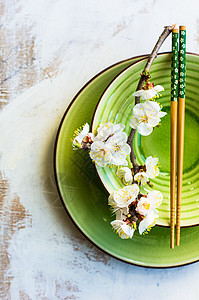 配桃花开的春季概念环境筷子玻璃表组餐巾绿色树叶乡村桌子樱花图片