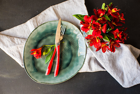配有红色利丽的夏季餐桌设置桌面银器乡村盘子风格笔记百合标签餐具桌子图片