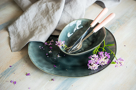 夏季桌设置乡村毛巾紫色桌子餐具雏菊野花餐巾桌面环境背景图片