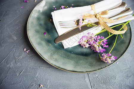 夏季桌设置银器野花雏菊餐具餐巾紫色桌面环境荒野桌子背景图片