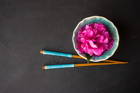 夏季桌设置银器紫色乡村卡片桌面环境花束牡丹礼物筷子背景图片