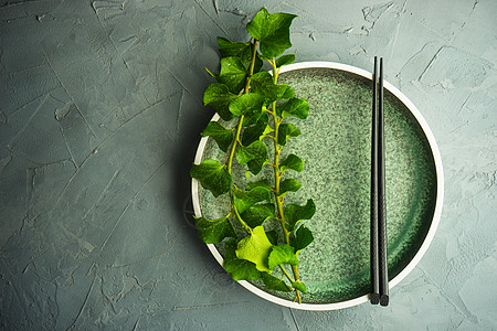 Risic 表格设置筷子桌面环境桌子厨房银器树叶毛巾绿色盘子背景图片