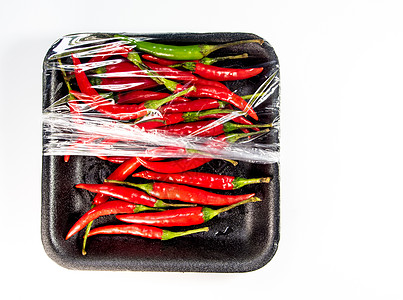 泡沫和塑料包件中的红辣椒托盘饮食蔬菜食物黑色包装红色营养电影图片