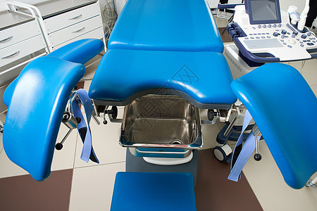 现代诊所内配有椅子和设备的妇科室技术妇科考试母亲病人泌尿科咨询检查操作程序图片