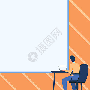 男子绘图坐在扶手椅上使用笔记本电脑放在桌子上与大空白白板 绅士设计坐着使用便携式计算机面对大空板竞赛职业办公室绘画技术商业套装地图片