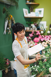 一位年轻的亚洲快乐的年轻男花女在商店工作花束女士商务店铺商业人士雇主热情微笑爱好图片