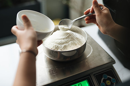 面粉在数字规模上称重的面包厨师淀粉美食平衡食物烹饪厨房糕点公克玉米烘烤图片