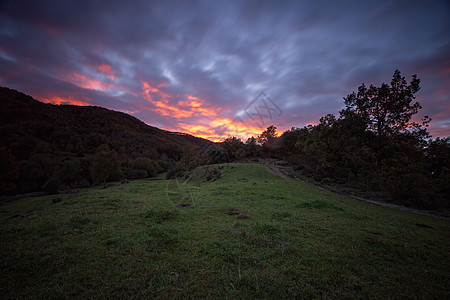 秋天在西班牙蒙赛尼山的黄昏光芒图片