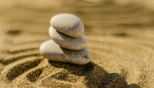 沙子中的禅宗冥想石 纯净和谐与灵性 spa 健康和瑜伽背景反射圆形海滩沉思禅修石头平衡鹅卵石假期花园图片