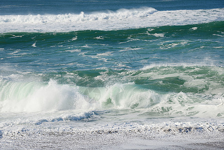 强浪冲浪潮汐海滩海岸背景图片