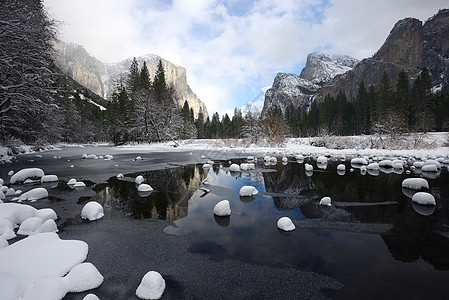 冬雪风景草地旅游旅行天空石头公园荒野环境森林图片