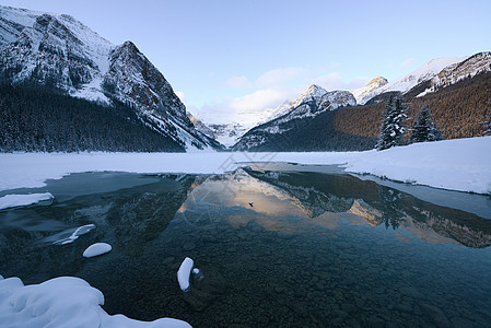 湖湖曲水冬季风景日出山脉曲棍球雪鞋天空仙境旅行国家季节图片