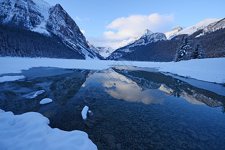 湖湖曲水冬季天空仙境日出风景公园山脉国家雪鞋假期曲棍球图片