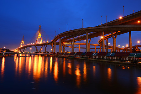 在Bangkok的桥上反射街道路口天空背景图片