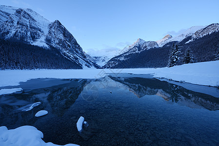 湖湖曲水冬季山脉仙境曲棍球日出风景假期雪鞋季节国家公园图片