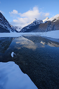 湖湖曲水冬季旅行山脉国家季节仙境公园风景天空雪鞋森林图片