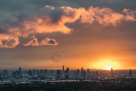 曼谷大都市的橙色天空上有云彩 日出时尚景色美极了 风景全景优美场景环境建筑学景观城市市中心摩天大楼首都天际建筑物图片