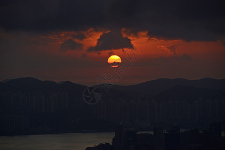 日出于峰顶风景天际城市建筑景观市中心港口摩天大楼场景太阳图片