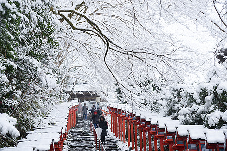 Kifune神庙冬季游客地标木头森林宗教建筑学旅行旅游神社红色图片