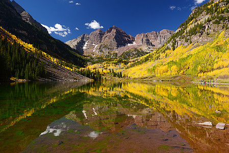 彩色秋季公园白色荒野黄色山峰森林岩石天空国家风景图片