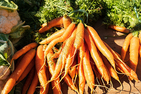 当地农民市场上的新鲜有机胡萝卜沙拉食物维生素生产橙子杂货店营养生物农场花园图片