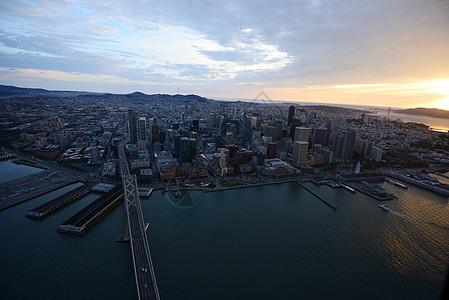 来自直升机的海湾桥天际海滩海洋市中心建筑学景观天线蓝色全景城市图片