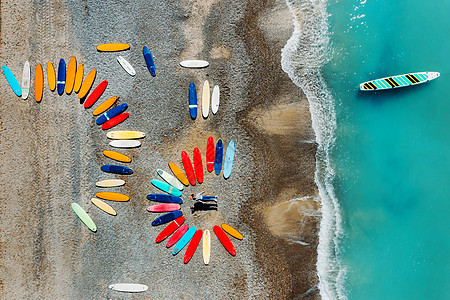 一对漂亮的夫妇躺在法国海滩上的冲浪板旁边 用四轴飞行器拍摄 很多冲浪板异常地躺在沙滩上旅行女孩过季海浪金子海洋乐趣假期运动天线图片